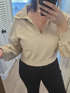 Abercrombie & Fitch Soft A&F Cropped V-Neck Pullover Sweatshirt in Light Beige